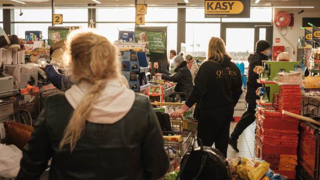 Biedronka odpaliła petardę. Markowe skórzane..