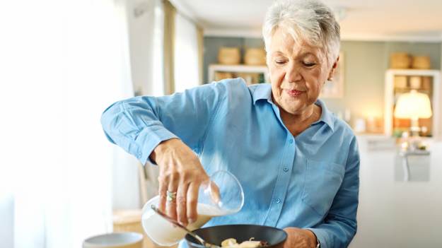 Czy osoby po 60. roku życia powinny pić mleko?..