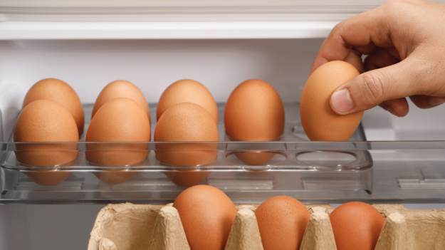 Wyjmij jajka z drzwi lodówki. Większość z nas..